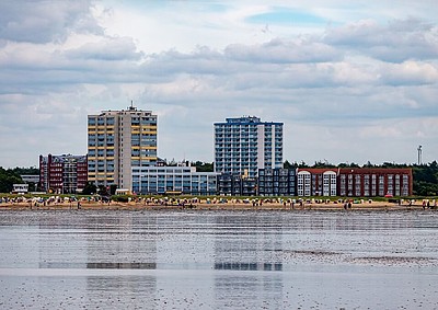 Blick aus dem Wattenmeer auf Cuxhaven Sahlenburg und seine Hochhäuser